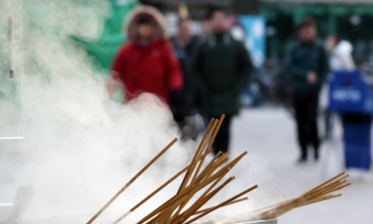 서울의 최저기온이 영하10도까지 떨어진 6일 아침 출근길 시민들이 발걸음을 재촉하고 있다. <연합뉴스>